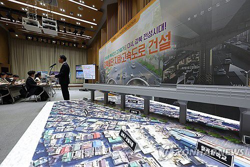 오세훈 시장, 강북횡단 지하도시고속도로 건설 기자설명회(서울=연합뉴스) 진연수 기자 = 오세훈 서울시장이 18일 서울시청에서 열린 강북횡단 지하도시고속도로 건설 기자설명회에서 관련 계획을 발표하고 있다. 2025.12.18 jin90@yna.co.kr