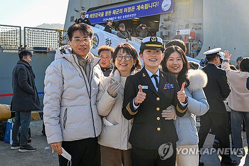 반가운 가족(창원=연합뉴스) 18일 경남 창원시 진해구 진해 군항에서 열린 해군사관학교 생도 '2025 순항훈련전단 입항 환영 행사'에서 생도와 가족이 반갑게 인사하고 있다. 2025.12.18 [해군 제공. 재판매 및 DB 금지] image@yna.co.kr