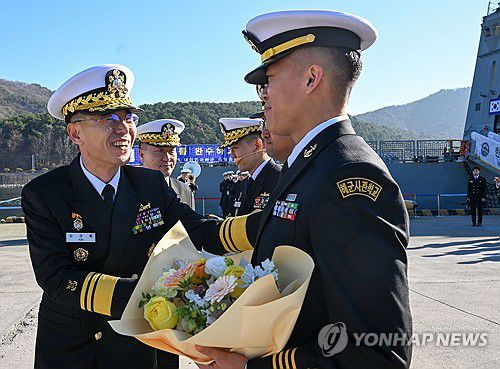 수고했어요(창원=연합뉴스) 18일 경남 창원시 진해구 진해 군항에서 열린 해군사관학교 생도 '2025 순항훈련전단 입항 환영 행사'에서 김경률(중장) 해군작전사령관이 생도에게 축하 꽃다발을 건네고 있다. 2025.12.18 [해군 제공. 재판매 및 DB 금지] image@yna.co.kr