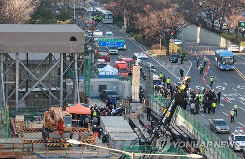 여의도 신안산선 공사현장 매몰 사고 발생(서울=연합뉴스) 한종찬 기자 = 서울 여의도역 신안산선 공사 현장에서 노동자 7명이 매몰되는 사고가 발생했다. 사진은 18일 사고 현장 모습. 2025.12.18 saba@yna.co.kr