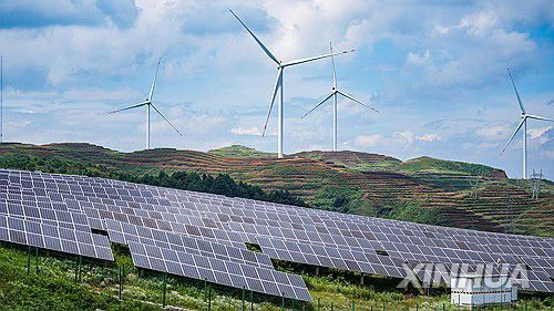 중국 구이저우성 웨이닝 이화묘족 자치현 태양광·풍력 발전단지[신화=연합뉴스 자료사진. 재판매 및 DB 금지]