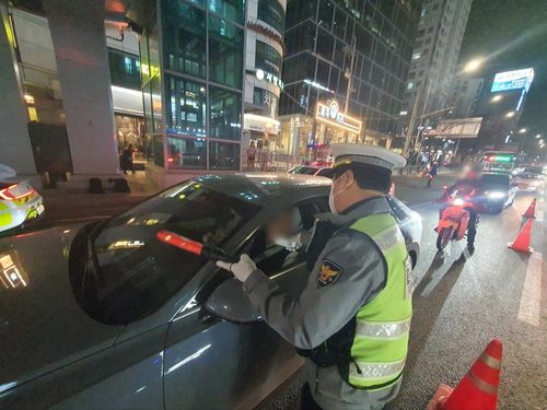 서울 양재역 인근서 음주단속 중인 경찰[촬영 김성훈 수습기자]