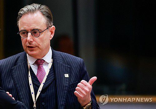 EU 정상회의에 참석한 바르트 더 베버르 벨기에 총리[로이터=연합뉴스. 재판매 및 DB 금지]