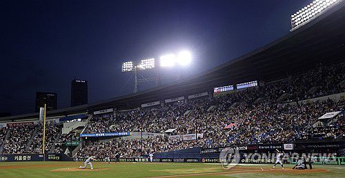 잠실야구장, 개막 4경기 연속 매진(서울=연합뉴스) 신현우 기자 = 26일 서울 잠실야구장에서 열린 프로야구 2025 신한 SOL 뱅크 KBO리그 한화 이글스와 LG 트윈스의 경기를 찾은 야구팬들이 응원전을 펼치고 있다.     LG는 이날 경기까지 개막 4경기 연속 매진을 기록하고 있다. 2025.3.26 nowwego@yna.co.kr
