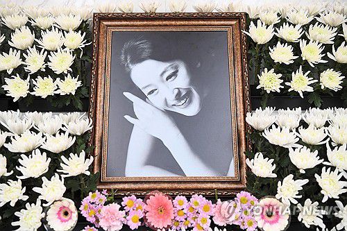 신촌세브란스병원에 마련된 윤석화 빈소(서울=연합뉴스) 배우 윤석화의 빈소가 19일 서울 서대문구 신촌세브란스병원 장례식장에 마련됐다. 2025.12.19 [사진공동취재단] photo@yna.co.kr