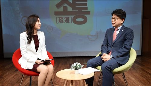 대담 중인 김경록 고문(오른쪽), 왼쪽은 IB토마토 김선영 대표[본인 제공]