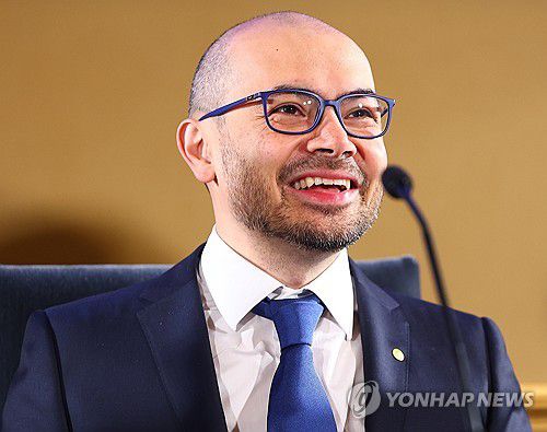 취재진 질문에 답하는 데미스 허사비스(스톡홀름=연합뉴스) 김도훈 기자 = 7일(현지시간) 스웨덴 스톡홀름 왕립과학한림원에서 열린 2024 노벨경제학상·화학상·물리학상 수상자 공동 기자회견에서 노벨 화학상 수상자인 AI 기업 딥마인드의 최고경영자인 데미스 허사비스가 취재진 질문에 답하고 있다. 2024.12.7 superdoo82@yna.co.kr