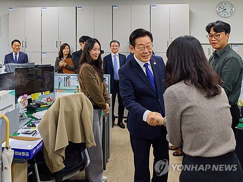 업무보고 마치고 국세청 직원 격려에 나선 이재명 대통령(서울=연합뉴스) 이재명 대통령이 16일 세종시 부처 업무보고를 마친 뒤 국세청을 방문해 직원들을 격려하고 있다. 2025.12.16 [대통령실 제공. 재판매 및 DB 금지]