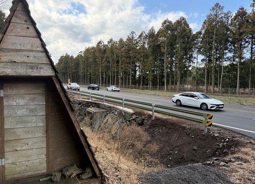 왕복 4차선으로 확장된 제주 비자림로(제주=연합뉴스) 백나용 기자 = 제주도는 연내 제주시 비자림로 대천 사거리∼금백조로 입구 구간 확장공사가 완료된다고 21일 밝혔다. 사진은 지난 16일 촬영한 비자림로 확장공사 구간으로, 공사를 반대했던 시민사회단체가 모니터링과 시위를 위해 만들었던 나무 구조물이 덩그러니 남아있다. 2025.12.21 dragon.me@yna.co.kr