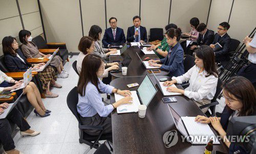 북한 정찰총국 산하 해커조직 '김수키' 정부 독자 제재  (서울=연합뉴스) 황광모 기자 = 이준일 외교부 북핵기획단장과 최현석 경찰청 사이버수사국장(오른쪽)이 2일 오전 서울 종로구 외교부에서 북한 정찰총국 산하 해커 조직 '김수키'를 독자 대북 제재 명단에 올린 것과 관련한 브리핑을 하고 있다.    2023.6.2  hkmpooh@yna.co.kr