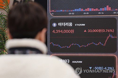 북한, 업비트서 이더리움 580억 털었다 (서울=연합뉴스) 임화영 기자 = 5년 전 국내 가상자산 거래소가 보관하던 580억원 규모의 가상화폐가 탈취된 사건이 북한의 소행인 것으로 확인됐다.     그간 북한의 가상자산 해킹에 대한 유엔 보고서나 외국 정부의 발표는 있었지만, 국내 수사기관이 이를 공식 확인한 것은 이번이 처음이다.     사진은 21일 오후 서울의 한 가상화폐소 현황판에 표시된 이더리움 실시간 거래 가격. 2024.11.21     hwayoung7@yna.co.kr