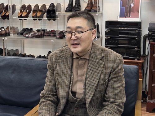 연합뉴스와 인터뷰 중인 청와대 인근 양복점 재단사 백보현 씨[촬영 정지수 수습기자]