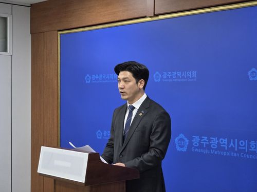 여성특구 지정에 반발하는 이명노 광주시의원 (광주=연합뉴스) 21일 오후 광주시의회 브리핑룸에서 이명노 광주시의원이 여성특구 지정에 반발해 긴급 기자회견을 하고 있다. 2025.12.21 [이명노 광주시의원 제공. 재판매 및 DB 금지]