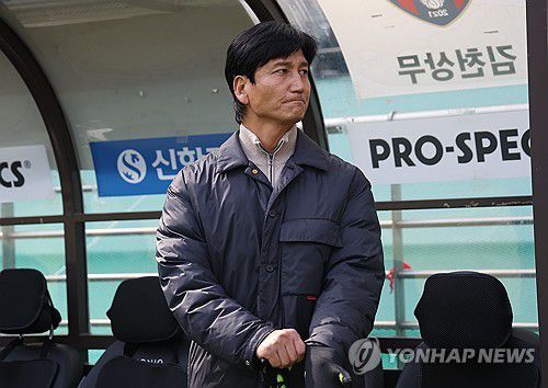 경기 시작 기다리는 정정용 감독(서울=연합뉴스) 김성민 기자 = 3일 서울 마포구 서울월드컵경기장에서 열린 하나은행 K리그1 2025 FC서울과 김천 상무의 경기. 김천 정정용 감독이 경기 시작을 기다리고 있다. 2025.3.3 ksm7976@yna.co.kr