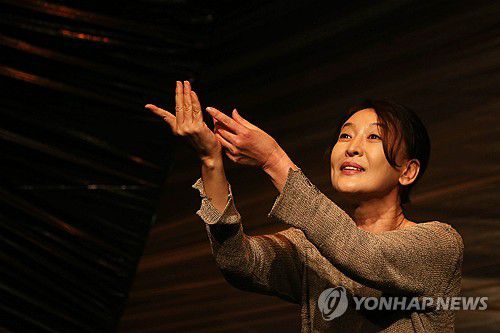 '1세대 연극 스타' 배우 윤석화 뇌종양 투병 중 별세(서울=연합뉴스) '1세대 연극 스타'인 배우 윤석화가 별세했다. 향년 69세.     19일 연극계에 따르면 뇌종양으로 투병해 온 윤석화는 이날 오전 10시께 서울 신촌세브란스병원에서 유족과 측근들이 지켜보는 가운데 세상을 떠났다.      1956년 서울에서 태어난 윤석화는 1975년 연극 '꿀맛'으로 데뷔했다. '신의 아그네스', '햄릿', '딸에게 보내는 편지' 등에 출연하며 연극계 인기를 이끌었다.     사진은 지난 2015년 6월 17일 산울림 소극장에서 열린 임영웅 연출인생 60주년 헌정 1인극 '먼 그대' 프레스 리허설에서 열연을 펼치는 모습. 2025.12.19 photo@yna.co.kr