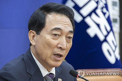 정치권 현안관련 발언하는 박수현 수석대변인(서울=연합뉴스) 황광모 기자 = 더불어민주당 박수현 수석대변인이 21일 국회에서 가진 기자간담회에서 정치권 현안관련 발언하고 있다. 2025.12.21 hkmpooh@yna.co.kr