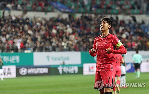 손흥민의 세리머니(대전=연합뉴스) 임화영 기자 = 14일 대전월드컵경기장에서 열린 남자축구 국가대표 A매치 평가전 대한민국과 볼리비아의 경기. 손흥민이 골을 넣은 뒤 세리머니를 하고 있다. 2025.11.14 hwayoung7@yna.co.kr