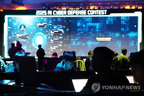 인공지능(AI) 해킹방어대회(서울=연합뉴스) 이진욱 기자 = 1일 서울 강남구 코엑스에서 2025 인공지능(AI) 해킹방어대회 본선 경기가 열리고 있다.  2025.12.1 cityboy@yna.co.kr
