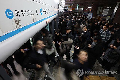 지하철 이용하는 시민들[연합뉴스 자료사진]