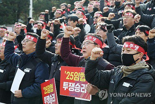 23일 파업 예고한 철도노조(서울=연합뉴스) 김성민 기자 = 전국철도노동조합이 19일 서울역 앞에서 연 파업 돌입 긴급 기자회견에서 조합원들이 구호를 외치고 있다. 2025.12.19 ksm7976@yna.co.kr