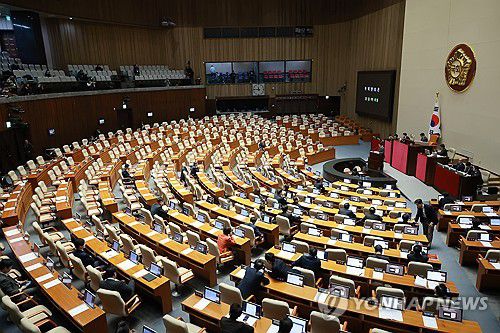 내란전담재판부법 무제한 토론하는 장동혁 대표(서울=연합뉴스) 신현우 기자 = 국민의힘 장동혁 대표가 22일 국회에서 열린 12월 임시국회 본회의에서 12·3 윤석열 비상계엄 등에 대한 전담재판부 설치 및 제보자 보호 등에 관한 특별법에 대한 무제한 토론을 하고 있다. 2025.12.22 nowwego@yna.co.kr