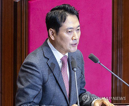 장동혁, '내란전담재판부법' 무제한 반대 토론 시작(서울=연합뉴스) 황광모 기자 = 국민의힘 장동혁 대표가 22일 국회에서 열린 12월 임시국회 본회의에 내란전담재판부 법이 상정되자 무제한 반대 토론(필리버스터)을 시작하고 있다. 2025.12.22 hkmpooh@yna.co.kr