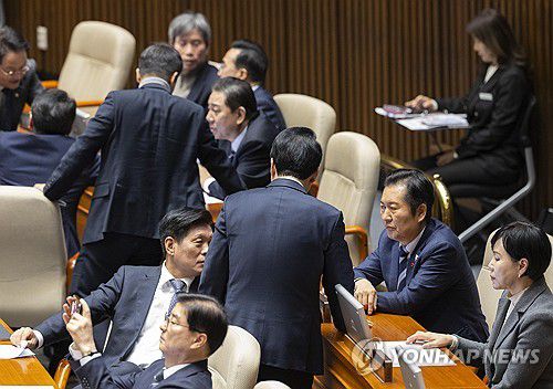 분주한 민주당 지도부(서울=연합뉴스) 황광모 기자 = 더불어민주당 정청래 대표와 김병기 원대대표를 비롯한 지도부들이 22일 국회에서 열린 12월 임시국회 본회의 도중 모여 대화하고 있다. 2025.12.22 hkmpooh@yna.co.kr