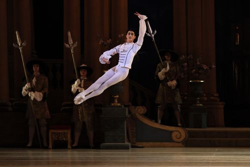 날아오르는 전민철(상트페테르부르크=연합뉴스) 마린스키 발레단의 퍼스트 솔리스트 무용수 전민철이 '잠자는 숲속의 미녀' 무대에서 춤추는 모습. [마린스키 발레단 제공. 2025년 나타샤 라지나 촬영.The Sleeping Beauty by Natasha Razina_2025 © Mariinsky Theatre] 2025.12.23 photo@yna.co.kr (끝)