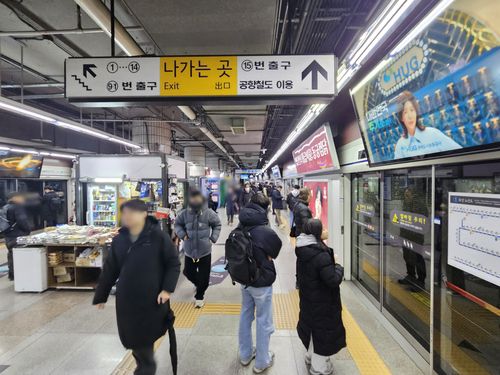 지하철1호선 서울역 플랫폼에서 출근 중인 시민들[촬영 김동한 수습기자]
