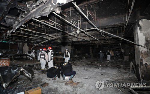 청주 산부인과 화재 현장 합동감식(청주=연합뉴스) 천경환 기자 = 4일 오전 국립과학수사연구원과 경찰 등이 지난달 29일 화재가 발생한 충북 청주시의 한 산부인과에서 합동 감식을 하고 있다. 2022.4.4 kw@yna.co.kr