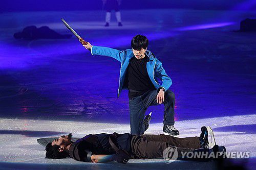 '나혼자만 레벨업' 아이스쇼 주연 맡은 김진환(서울=연합뉴스) 류효림 기자 = 그룹 아이콘의 김진환이 23일 서울 양천구 목동 아이스링크에서 열린 아이스쇼 '나 혼자만 레벨업 on ICE' 프레스콜에서 주요 장면을 시연하고 있다. 2025.12.23 ryousanta@yna.co.kr