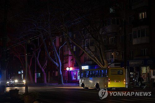 정전으로 암흑이 된 우크라이나 오데사의 거리[AFP 연합뉴스. 재판매 및 DB 금지]