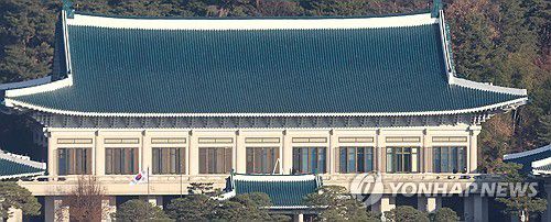 청와대 유리창 청소(서울=연합뉴스) 이정훈 기자 = 지난 12일 청와대에서 관계자들이 유리창 청소를 하고 있다. 대통령실은 이번 달 말까지 청와대 이전을 마칠 예정이다. 2025.12.12 uwg806@yna.co.kr