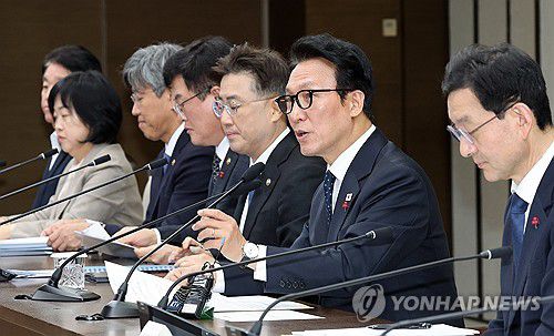 김민석 총리, 국가정책조정회의 주재(세종=연합뉴스) 배재만 기자 = 김민석 국무총리가 24일 정부세종청사 총리실에서 열린 국가정책조정회의를 주재하고 있다. 2025.12.24 scoop@yna.co.kr