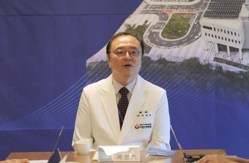 (음성=연합뉴스) 서울대학교병원 운영 국립소방병원은 24일 현판식을 열고 시범진료를 개시했다. 사진은 초대 병원장인 곽영호 국립소방병원 원장(서울대병원 응급의학과 교수)이 시범진료 개시 기자간담회에서 국립소방병원의 향후 계획 등을 말하는 모습. 2025.12.24. [서울대병원 제공. 재판매 및 DB 금지]