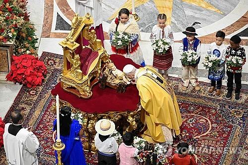 (AP/바티칸미디어=연합뉴스) 24일 바티칸 성베드로 대성당에서 레오 14세 교황이 아기 예수상에 입 맞추고 있다.