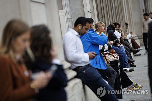 휴대폰 들여다보는 런던 시민들[EPA=연합뉴스. 재판매 및 DB 금지]