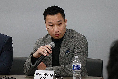 질의에 답하는 알렉스 웡 한화 글로벌 최고전략책임자(필라델피아=연합뉴스) 이지헌 특파원 = 알렉스 웡 한화그룹 글로벌 최고전략책임자(CSO)가 지난 22일(현지시간) 미국 필라델피아 한화필리조선소에서 열린 한국 취재진 간담회에서 질의에 답변하고 있다. 2025.12.25 pan@yna.co.kr