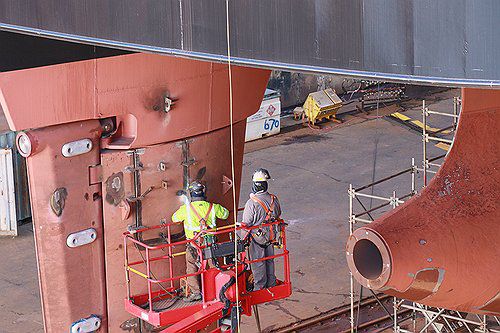 한화 필리조선소 선체 하부 작업 모습(필라델피아=연합뉴스) 이지헌 특파원 = 지난 22일(현지시간) 미국 필라델피아 한화필리조선소 독(건조시설)에서 근로자들이 선체 하부에서 용접 후 마무리 작업을 하고 있다. 2025.12.25 pan@yna.co.kr