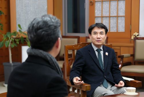 신년 인터뷰하는 김진태 도지사[강원도 제공. 재판매 및 DB 금지]