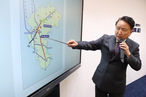 CTX 등 지역 교통인프라 사업 설명하는 김영환 충북지사[충북도 제공. 재판매 및 DB 금지]