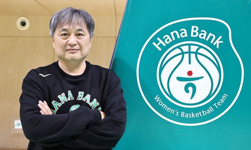 인터뷰 전 포즈 취하는 이상범 감독(인천=연합뉴스) 김인철 기자 = 여자프로농구 부천 하나은행의 이상범 감독이 인천 서구 하나은행 여자농구단 연습체육관에서 연합뉴스와 인터뷰를 하기 전 포즈를 취하고 있다. 2025.12.26     yatoya@yna.co.kr