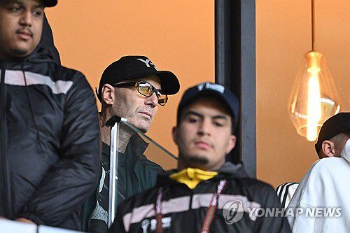 아들 지켜보는 지네딘 지단[AFP=연합뉴스]