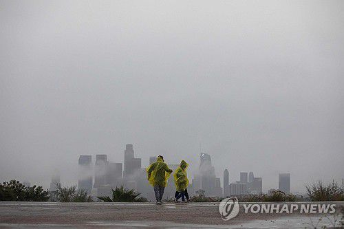 24일 폭풍우 덮친 LA 시내[AFP=연합뉴스. 재판매 및 DB 금지]
