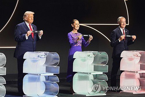 지난 5일 미국 워싱턴DC의 케네디센터에서 열린 북중미 월드컵 조 추첨식President Donald Trump, Mexican President Claudia Sheinbaum and Canadian Prime Minister Mark Carney hold their countries' cards during the draw for the 2026 soccer World Cup at the Kennedy Center in Washington, Friday, Dec. 5, 2025. (AP Photo/Stephanie Scarbrough, Pool) POOL PHOTO