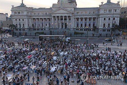 아르헨티나 국회 앞 성탄 행사(부에노스아이레스=AP 연합뉴스) 24일(현지시간) 아르헨티나 부에노스아이레스 국회 앞에서 노숙자 및 집이 없는 가족을 초청한 성탄절 만찬 행사가 후안 그라보이스 아르헨티나 하원의원 소속 사회활동 단체 주관으로 개최됐다. 9년째 이어진 이날 행사에는 4천여명의 시민과 1천여명의 자원봉사자가 모여 성탄절 3코스 만찬과 민중가수들의 공연을 즐겼다.