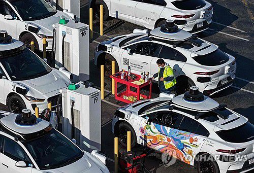 샌프란시스코에서 충전 중인 웨이모 로보택시[AFP 연합뉴스 자료사진. 재판매 및 DB 금지]