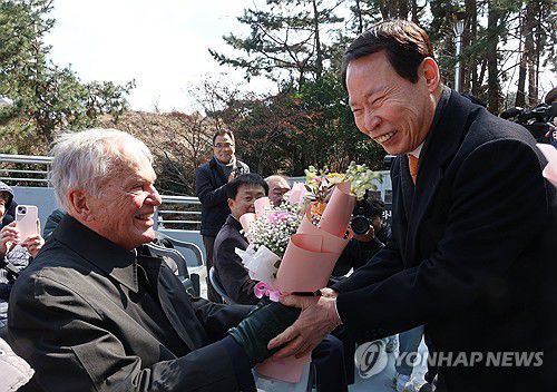 메러디스 빅토리호 승선원 벌리 스미스(거제=연합뉴스) 이준영 기자 = 18일 오전 경남 거제시 거제포로수용소유적공원에서 열린 '6·25 전쟁 흥남철수작전 메러디스 빅토리호 마지막 생존 승선원 벌리 스미스 환영식'에서 '김치1'으로 불린 손양영(74) 씨가 스미스 씨에게 꽃다발을 전달하고 있다. 2025.3.18 ljy@yna.co.kr