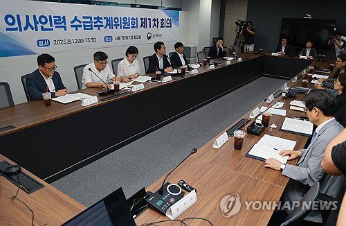 첫 발 내딛은 의사인력 수급추계위원회(서울=연합뉴스) 신현우 기자 = 의사인력 수급추계위원회 위원장으로 선출된 김태현 한국보건경제정책학회 회장(왼쪽 네번째)이 12일 서울 중구 T타워에서 열린 수급추계위원회 첫 회의에 참석해 있다. 2025.8.12 nowwego@yna.co.kr