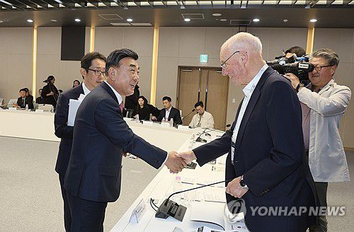 '인베스트 코리아 서밋' 울산 투자설명회 10월 29일 울산시청 대회의실에서 아시아태평양경제협력체(APEC) 연계 행사로 열린 '인베스트 코리아 서밋(Invest KOREA Summit) 2025' 울산 투자설명회에서 김두겸 울산시장이 참석한 외국인 투자자들과 인사하고 있다. [울산시 제공. 재판매 및 DB 금지]